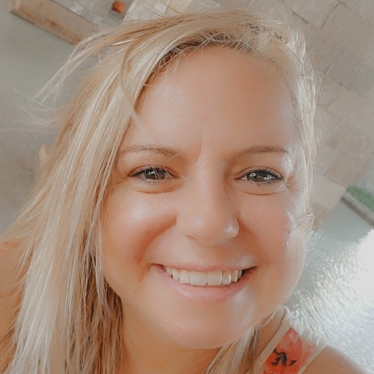 Laura Arnold— Hair/Makeup Designer head shot