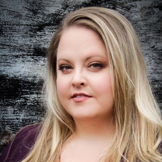 Laurel Elizabeth Hofer head shot