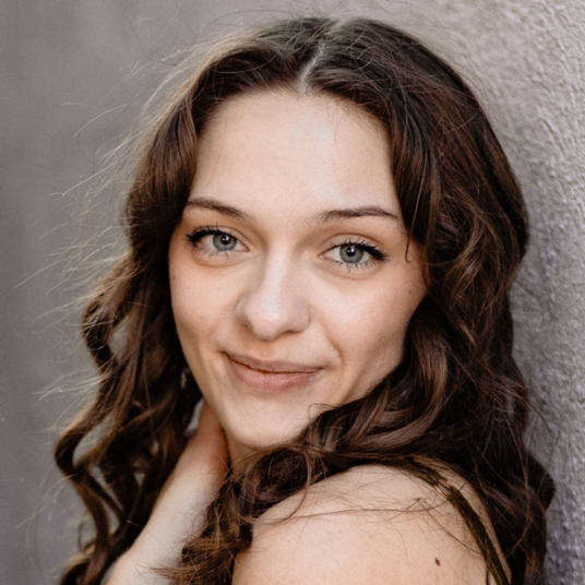 Liya Rivere head shot