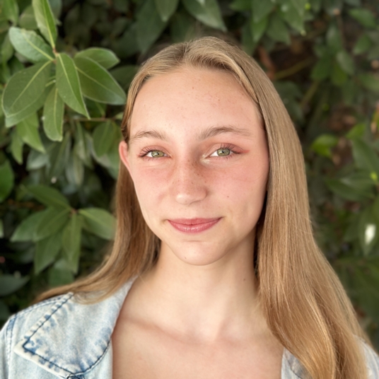 Isa Calvo head shot