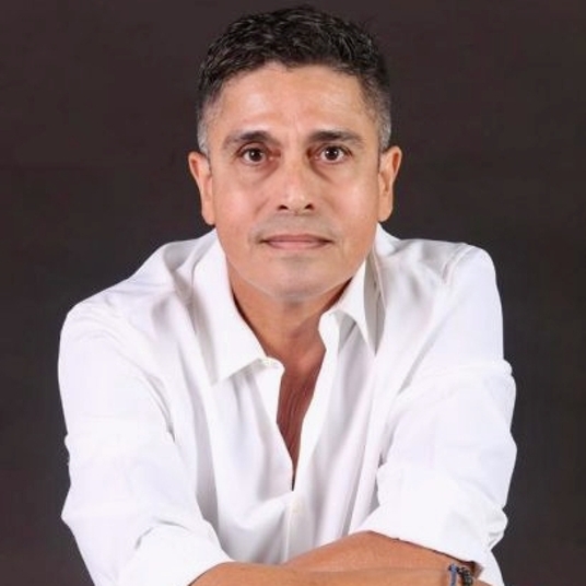 Axel Cintrón head shot