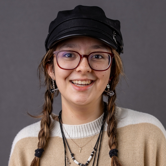 Julia Tavares head shot