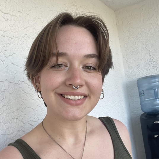 Caro Cousins (They/She) head shot