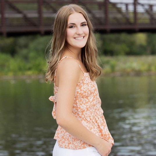 Emily Arens head shot