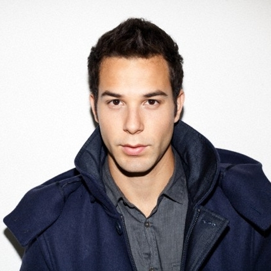 Skylar Astin head shot